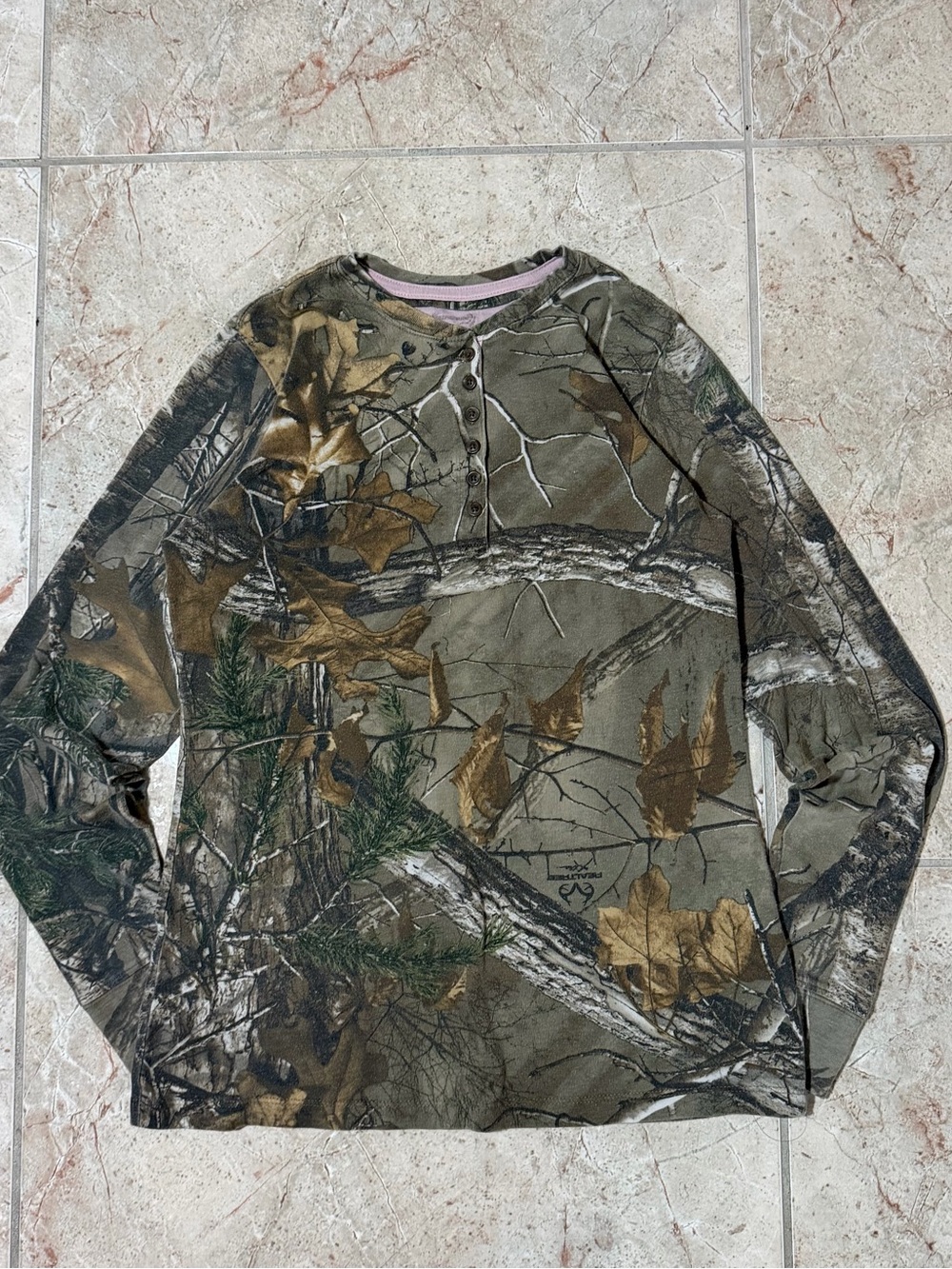 Realtree Women’s Woodland Camo Pink Trim Henley Long Sleeve Top L